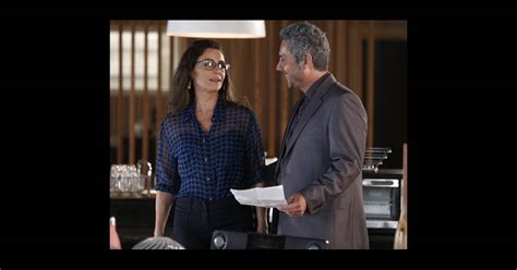 Antonelli's passion is nature, and his mission is to stop biodiversity loss. Atena (Giovanna Antonelli) entrega os novos documentos ...