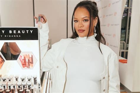 Rihanna And Her Baby Bump Stop By Ulta For Fenty Appearance