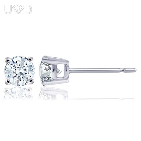 030ct Round Diamond Studs Earrings