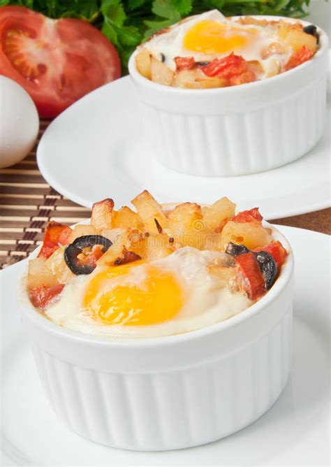 Les Oeufs Ont Fait Cuire Au Four Avec Des Pommes De Terre Photo stock
