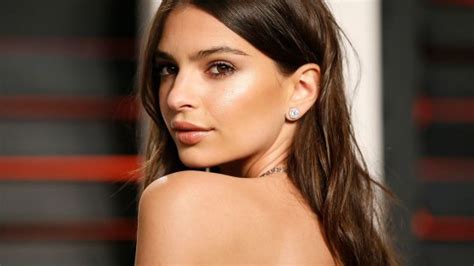 Emily Ratajkowski In Micro Bikini Slip Striminzito Scopre Parti Intime Foto Luxgallery