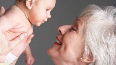 Increíble Abuelita cobrará por cuidar a su nieto