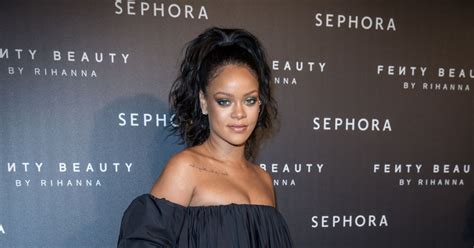 Rihanna En Robe Noire Et Escarpins à La Soirée Fenty Beauty By Rihanna
