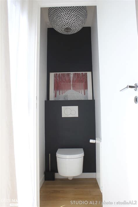 Si vous n'avez pas la possibilité de faire une rénovation de la salle de bains, découvrez ces 10 idées diy astucieuses et tendance pour décorer, aménager et ranger votre salle de bain. Toilettes blanches au mur noir. 1 seul tableau décoratif ...