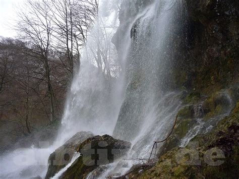 Hier stürzt der abfluss der am rande der schwäbischen alb. Viel Schmelz- und Regenwasser im Brühlbach und Uracher ...