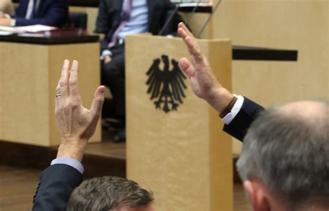 68 ● heute abend gibt es endlich wieder fußball im fernsehen. Länder erzwingen Nachverhandlung zu Steuergesetzen im ...