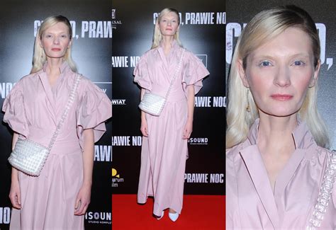 Agata buzek od lat była wierna swojemu wizerunkowi. Gwiazdy na premierze "Ciemno, prawie noc": Magdalena ...