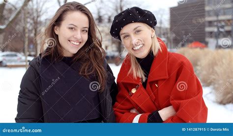 Dos Chicas J Venes En Una Ciudad Que Disfrutan De Tiempo Imagen De