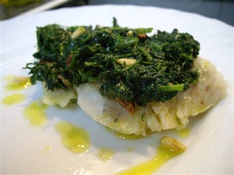 Por un lado están las ensaladas, en ellas las espinacas combinan con fresas o queso. Mis recetas de cocina: MERLUZA CON ESPINACAS