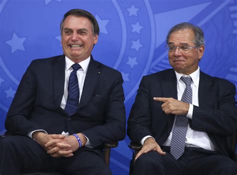 Link externo, abre página da folha de s.paulo no linkedin. O coronavírus é a crise que vai testar Bolsonaro e Guedes ...