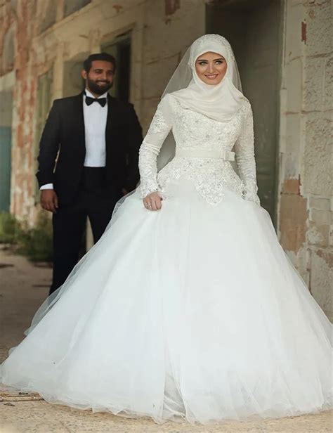 Muslim Dubai Arab Wedding Dresses 2016 Long Sleeves High Neck Ball Gown Applique Tulle Bridal