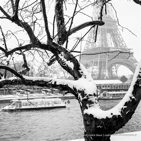 À paris, de la neige est attendue ce samedi 16 janvier 2021. Paris sous la neige. La Tour Eiffel depuis les quais de Seine