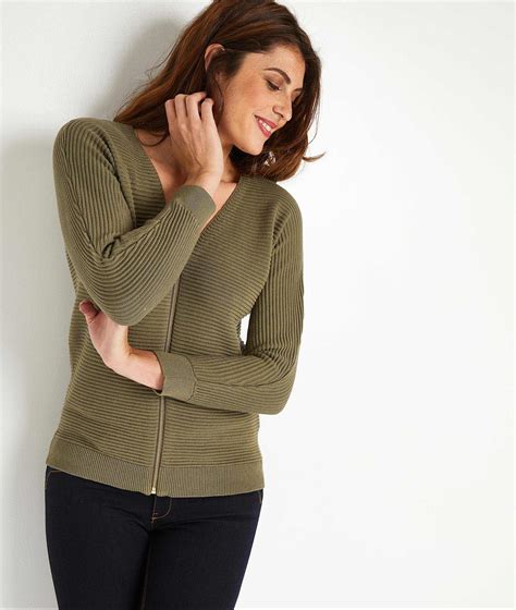 Petit pull noir, beige, miel, grenat, kaki ou prune ; Gilet zippé kaki femme KAKI - Grain de Malice