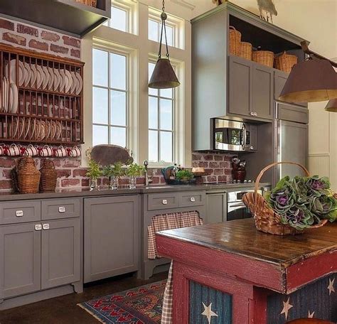 Painting kitchen cabinets is not always as easy and simple as it seems! primitive paint colors for a kitchen #Primitivekitchen ...