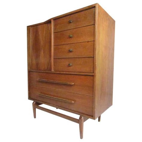 Mid Century Modern Walnut Highboy Dresser For Sale At 1stdibs Highboy