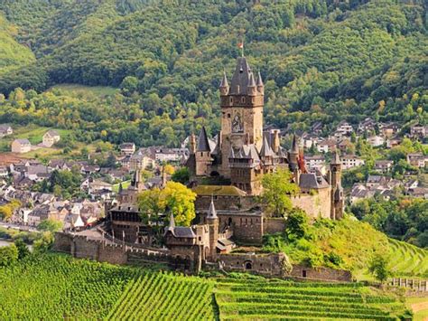 The cochem castleor reichsburg cochem is built on a hill in the place where the moselleriver makes a loop (cochemer krampen). Cochem, Duitsland - De leukste kleine steden van Europa ...
