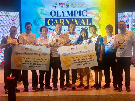 Swipe, line, crimp then pucker and you're fabulous. The Closing Ceremony of the Olympic Carnival Penang 2019 ...