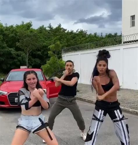 Aline Riscado Dança Funk E Rebola Muito Com A Irmã Caçula Em Vídeo Ousado