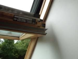 Bei einem schwingfenster sollte man beim wechseln der dichtung dass dachfenster unterschiedlich weit öffnen und die dichtung schrittweise in den falz drücken. Anleitung: Dachfenster Dichtung erneuern - Frag-den ...