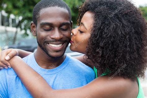 Embrasser Couple Afro Américain — Photographie Kadettmann © 107200190