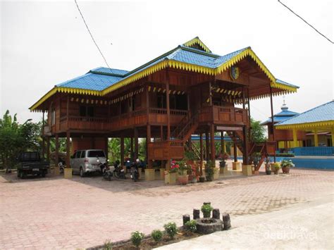 Uniknya rumah tradisional ini memiliki bentuk hampir mirip dengan bentuk balai salaso jatuh. Motif Rumah Adat Aceh - Toko Pedw