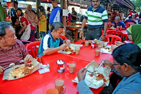 I put sambal chili on a small piece of banana leaf as my son desmond can not take too spicy, no roasted peanuts and cucumber, and more eggs ! Apabila Lensa ZulDeanz Berbicara: Nasi Lemak Sri Petaling