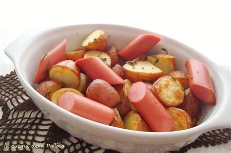 Quindi servite le patate con i wurstel in tavola con le varie salse. PATATE E WURSTEL AL FORNO | la cucina della Pallina