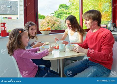 Familia Que Come Junto Desayunando Foto De Archivo Imagen De Comer
