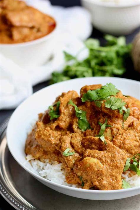 En inde le poulet tikka massala est un plat très répandu, cela signifie du poulet en morceaux cuit en brochettes. Poulet Tikka Masala - Recette Authentique Indienne | 196 ...