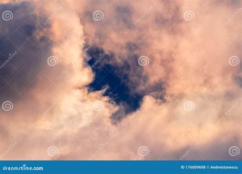 El Cierre De Nubes De Tormenta Coloreadas Con Colores De Puesta De Sol