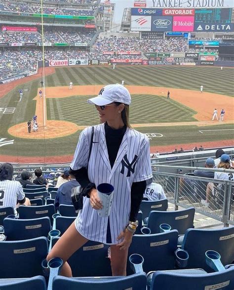 19 Cute Ways To Wear A Sports Jersey Stylish Outfit Ideas — Nikki Lo In 2023 Baseball Jersey