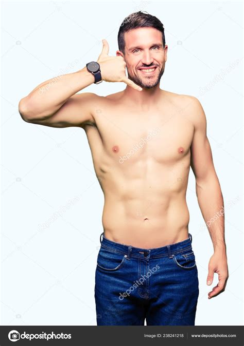 Hombre Guapo Sin Camisa Mostrando Pecho Desnudo Sonriendo Haciendo Gesto fotografía de stock