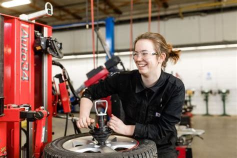 Automobile technician/mechanic job responsibilities & duties use computerized diagnostic equipment to identify problems test systems and parts to make sure they're performing as they should be perform inspections, take care of engine failures, repair body damage and replace components and parts as necessary Automotive Service Technician | Okanagan College