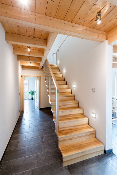 Unsere holzhäuser sind architektonische verwandlungskünster und kommen in verschiedenen baustilen daher. Modernes Haus mit versetztem Pultdach - ROREI Holzhaus ...