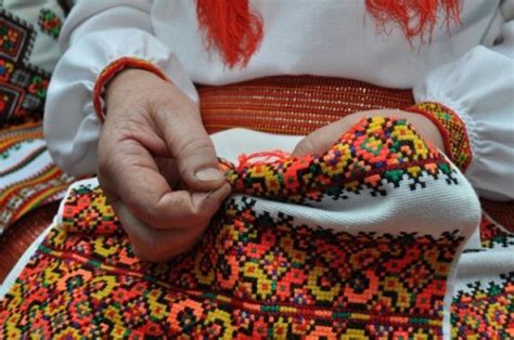 Все в цій, здавалося б, простій сорочці це як би перехід від геометричного малюнка до рослинного. Творча майстерня: Вишивання