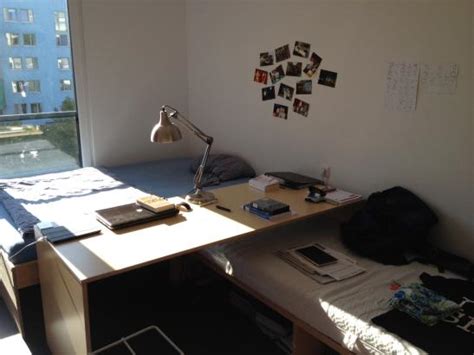 Warum solltet ihr euch ausgerechnet im amh bewerben? AMH Zimmer. ungefähr 15 qm. Paradies. Nur für Studenten ...