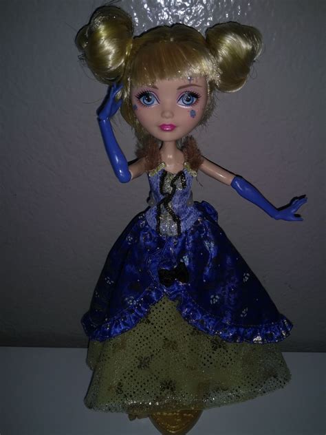ever after high blondie locks thronecoming doll shes clean no stains no rips and smoke free