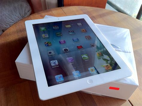 Unboxing The New iPad White 64GB | Technology & Habuk
