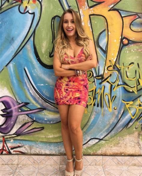 carla diaz mostra look sensual de personagem para a força do querer