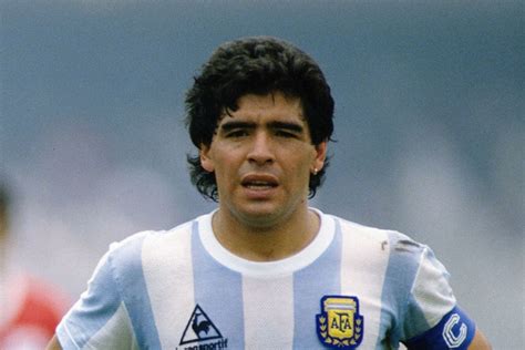 Diego maradona was an argentine professional footballer and football manager who is widely regarded as one of the greatest football players of all time while many regard him as the greatest footballer ever. News-Pros Diego Maradona, pour l'éternité... - Les Titis ...