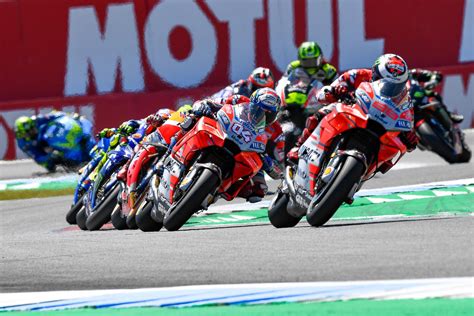 Suivez deux manches par jour et toutes les catégories de cette compétition à couper le souffle ! 2018-MotoGP-Motul-TT-Assen-best-MotoGP-race_33 - BikesRepublic