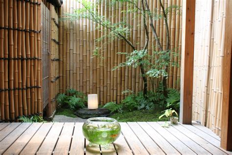 Bamboo in your garden design ideas, from architectural plants to fencing and borders, water fountains, gazebos, and outdoor the bamboo garden design does not just focus on plants; small space Japanese garden bamboo fence | Diy backyard, Bamboo diy, Bamboo garden