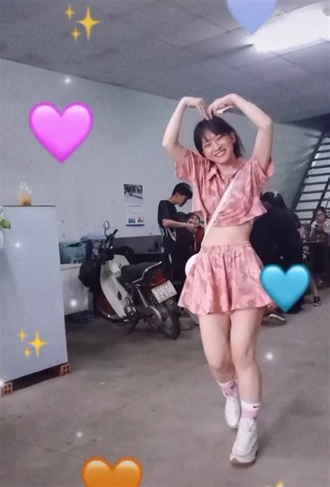 Lê bống còn nhận được nhiều lời khen về hành động thả tim đáng yêu với fan. Hot Tiktok Lê Bống bất ngờ lộ clip đùi to, chân ngắn gây ...