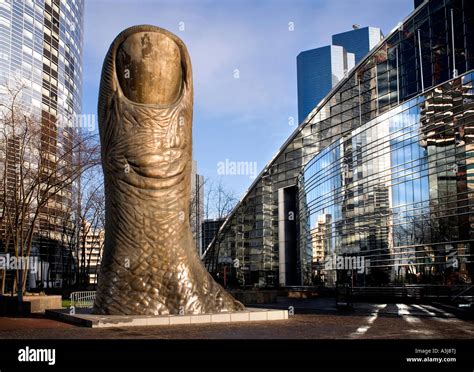 Pouce Géant Sculpture à La Defense Paris France Photo Stock Alamy