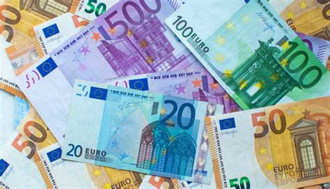Strong economic data gives euro a positive end to the week ...