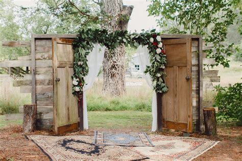 Adorable 20 Wonderful Vintage Door Wedding Backdrops Design Ideas