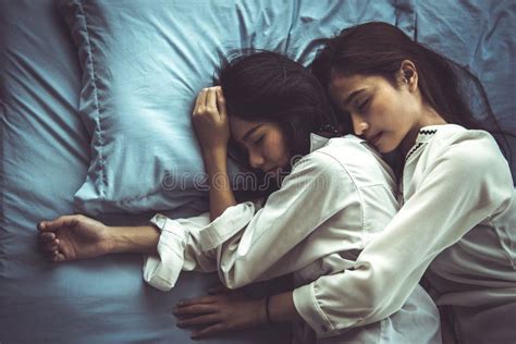 Hoogste Mening Van Twee Aziatische Vrouwen Die Op Bed Samen Slapen Lesbisch Minnaars En