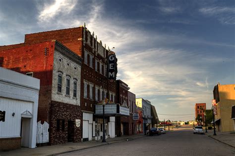 The ghost town of cairo was once the home of much racial tension in the early 1900s, and a lack of civil rights continued for… Historic Downtown Cairo, Illinois | Flickr - Photo Sharing!