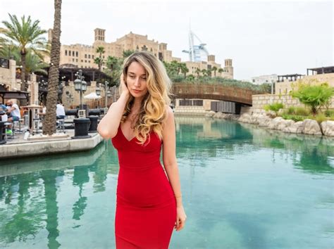mujer en dubai emiratos árabes unidos señora atractiva con un vestido rojo estado de ánimo