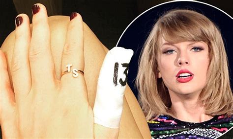 Taylor Swift Posts Photo Of Her Bandaged Thumb After Mishap With A Kitchen Knife Daily Mail Online